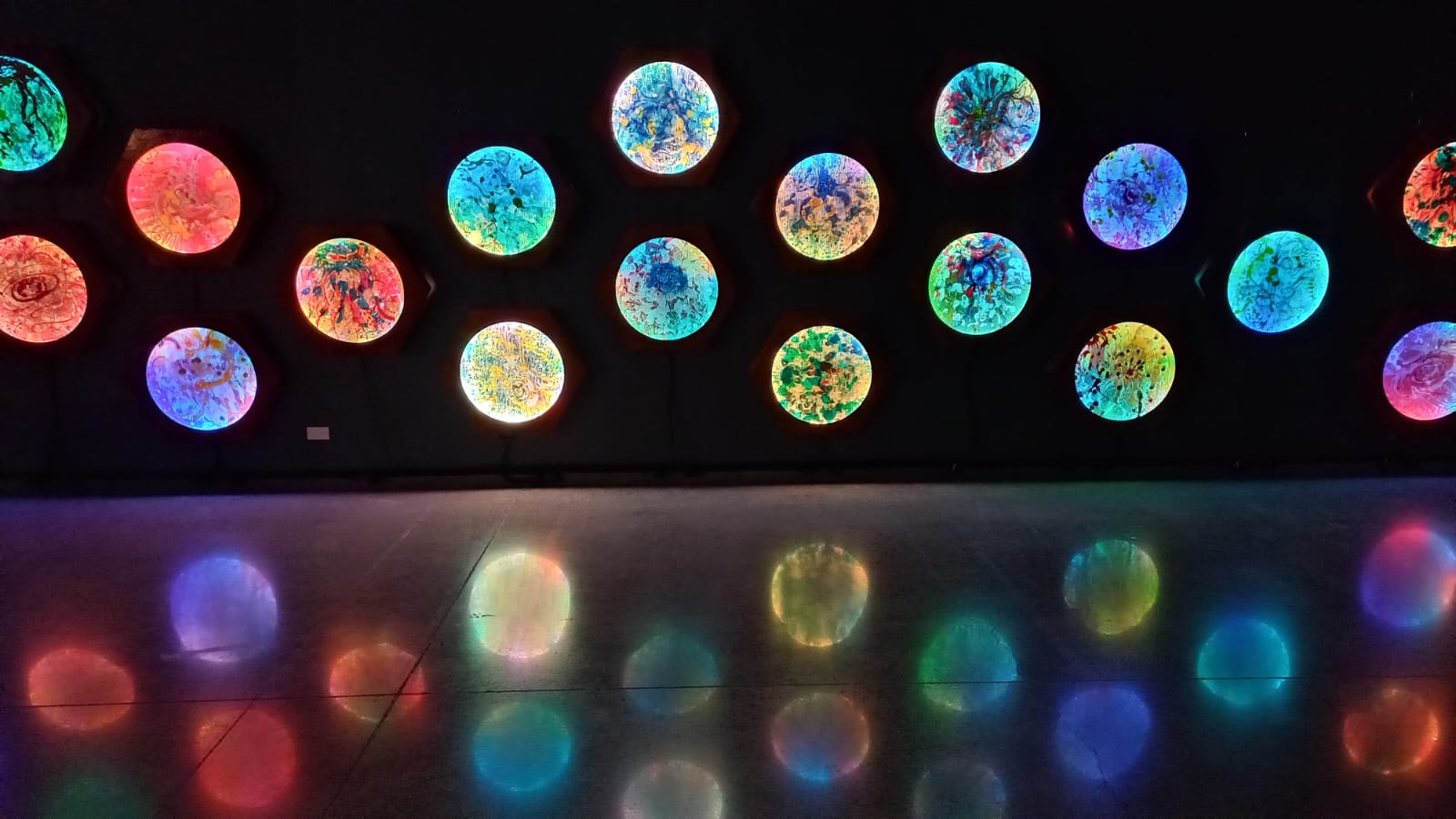 Entre el artificio y la micro-imagen: Tres obras de la Bienal de Artes Mediales